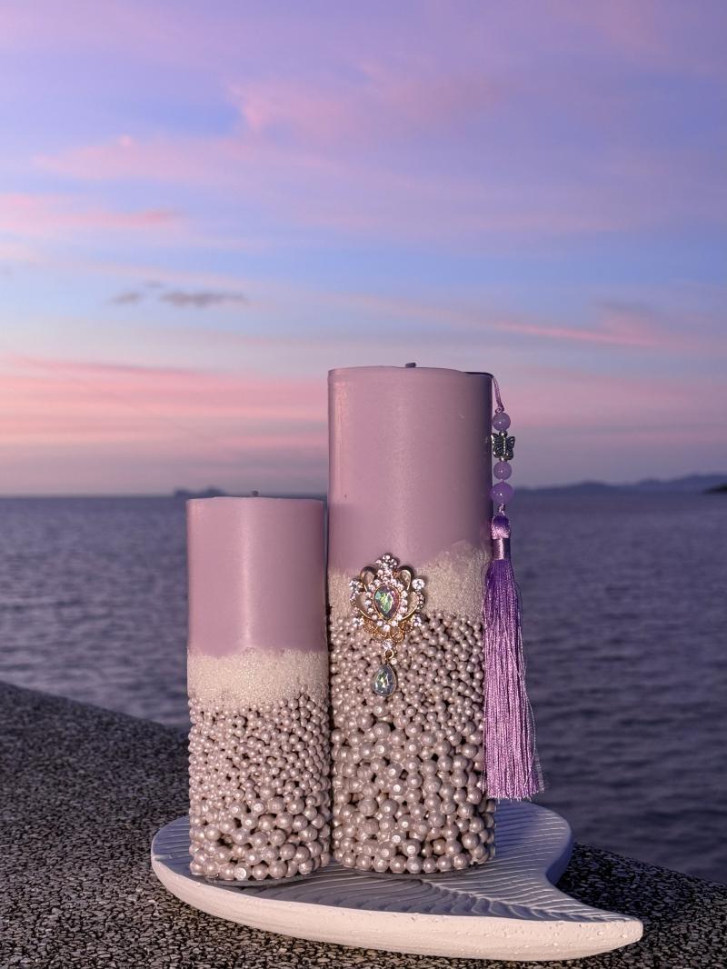 075 Two soy candles and a plaster tray