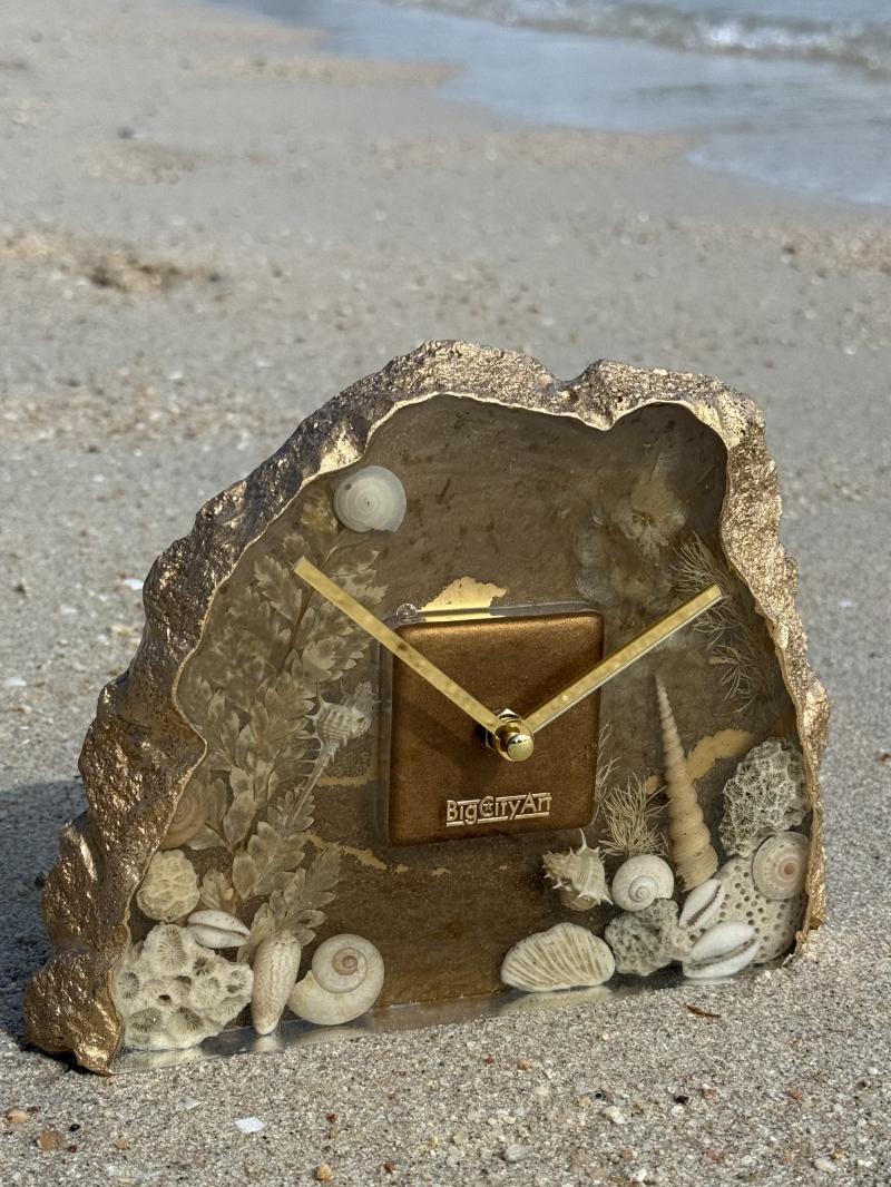 129 Table clock