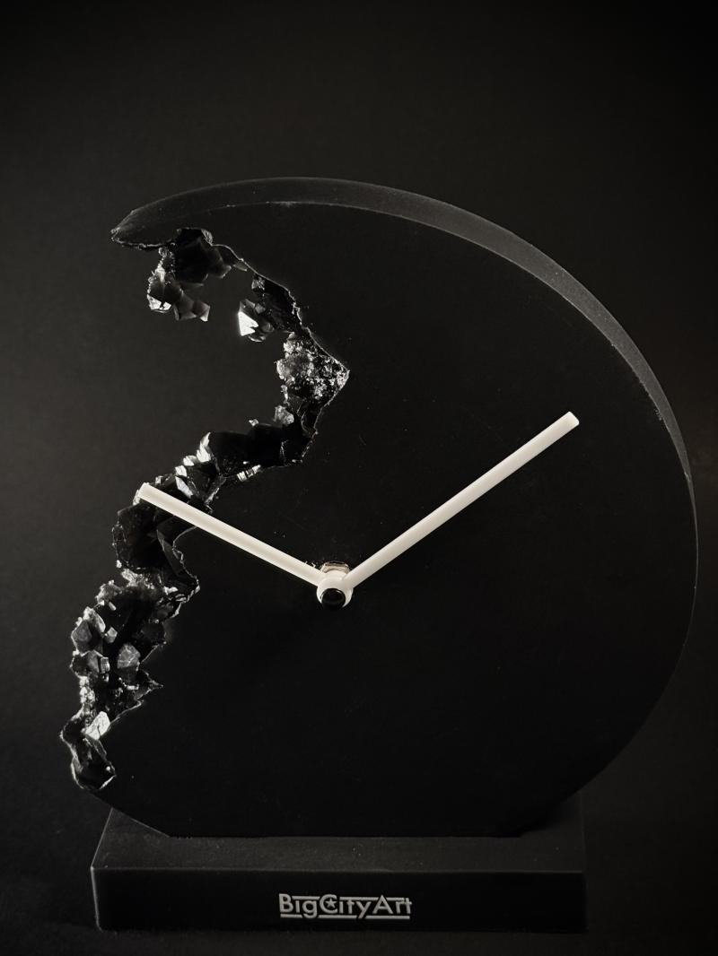 163 Table clock