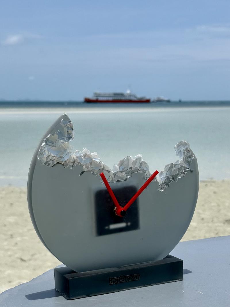 164 Table clock