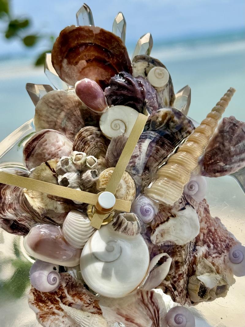 168 Small table clock with sea shells